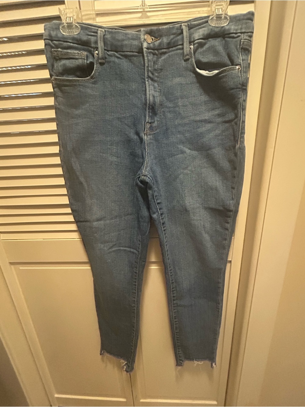 Good American Medium Blue Skinny Jeans with Frayed Hem